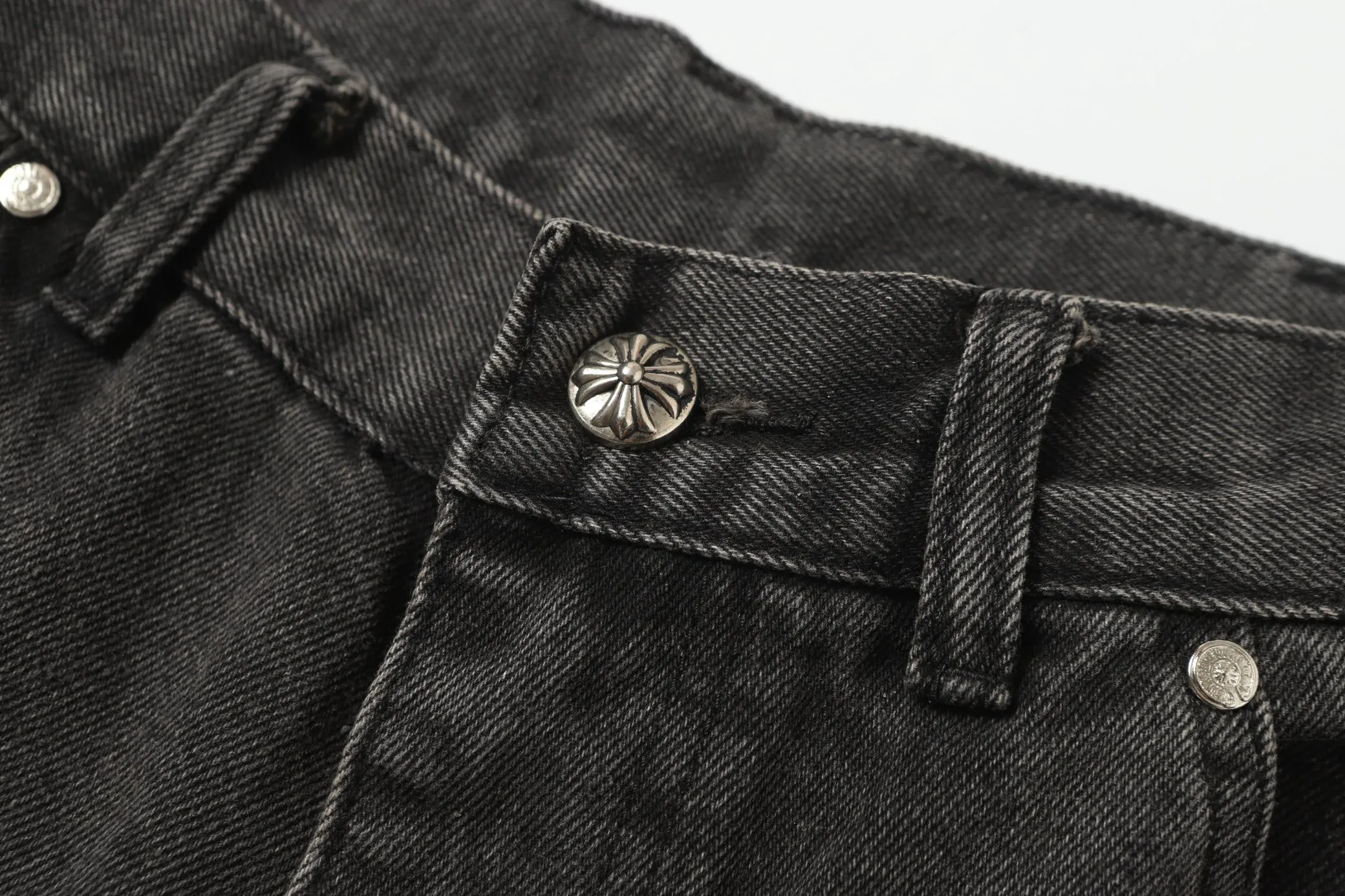 KE9103 #P216 The only correct leather label version on the market Chrome Hearts CH Cross embroidery distressed jeans Top ceiling quality 100% correct version The correct version is here!  Believe me this must be the best quality you will ever come across! ! Excellent value for money! !  Styles with different washes and textures are very friendly to people with thin legs and thick legs. The straight version is very flattering to the shape of the legs. The moderate length is timeless and easy to match. It is the basis of various styles and a must-have in the wardrobe! ! Add a little stacking to easily control the clean fit trend that has exploded this year. The fabric is stiff but also makes the upper body soft without losing texture. The sides and cuffs of some styles have a bone-wash effect. The vintage flavor pops up all at once. It’s really hard not to love it! ✅Correctly customize the Croxin metal leather label on the back panel. It is not sold directly with the cross on the finished jeans. 1:1 copying strives for excellence and the details are perfectly grasped. ✅The cross leather label is clear and smooth. Exquisite turning top craftsmanship. ✅Buttons, zippers and hardware are all customized versions of the Croxin LOGO. ✅High-cost washing process. Size: 28 30 32 34 36 (5 sizes)